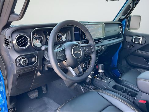Used 2025 Jeep Gladiator Sport AWD/4WD image 14