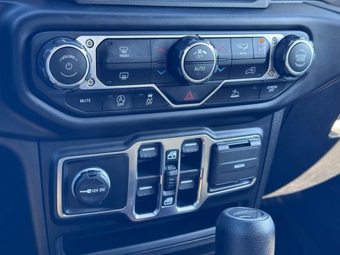 Used 2021 Jeep Gladiator Overland AWD/4WD image 13