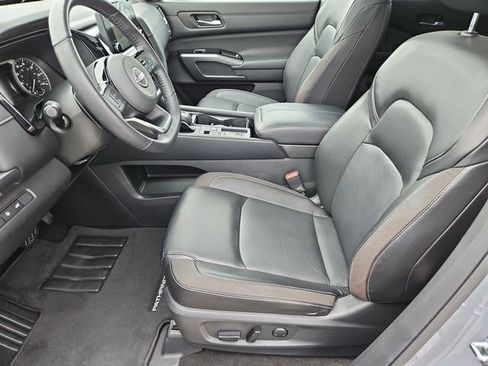Used 2023 Nissan Pathfinder SL w/ SL Premium Package FWD image 11