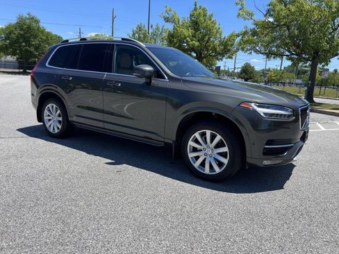 Used 2018 Volvo XC90 T6 Momentum w/ Convenience Package AWD/4WD image 4