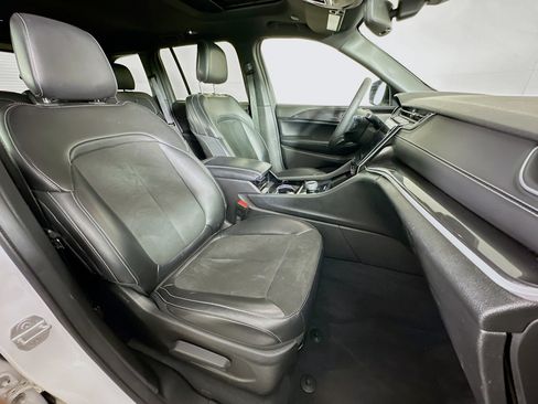 Used 2023 Jeep Grand Cherokee Altitude RWD image 31