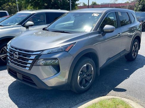 Used 2026 Nissan Rogue SV AWD/4WD image 2