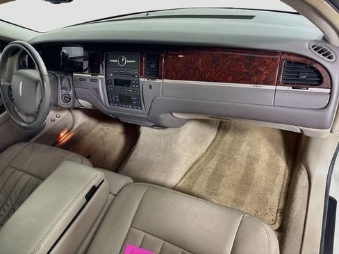 Used 2007 Lincoln Town Car Signature RWD image 26