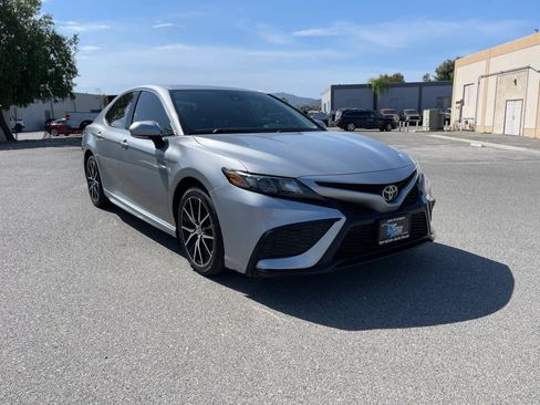 Used 2021 Toyota Camry SE w/ Convenience Package FWD image 3