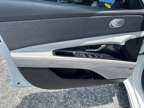 Used 2021 Hyundai Elantra Limited FWD image 14