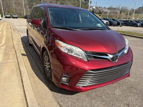 Used 2020 Toyota Sienna XLE image 4