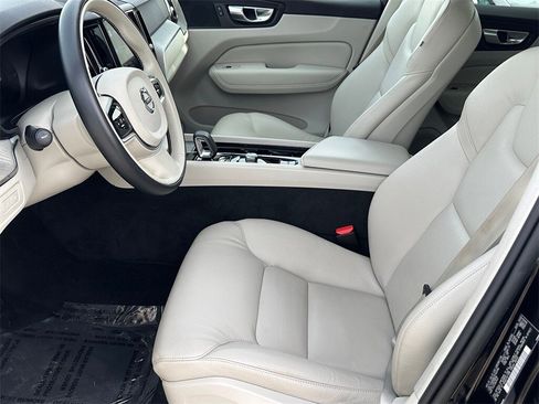 Used 2023 Volvo XC60 T8 Plus image 8