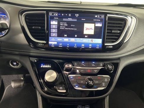 Certified 2025 Chrysler Pacifica Limited FWD image 17