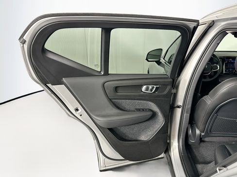 Used 2025 Volvo XC40 B5 Plus image 25