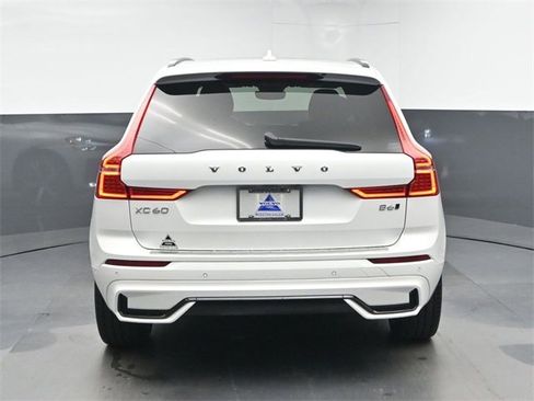 Used 2022 Volvo XC60 B6 R-Design w/ Advanced Package image 7