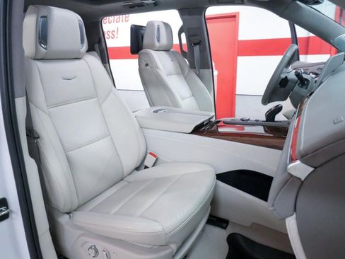 Used 2024 Cadillac Escalade ESV Sport Platinum w/ LPO, ONYX Package image 32