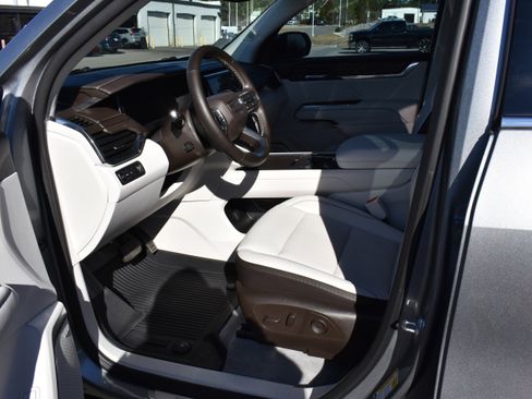 Used 2024 GMC Acadia Denali image 12