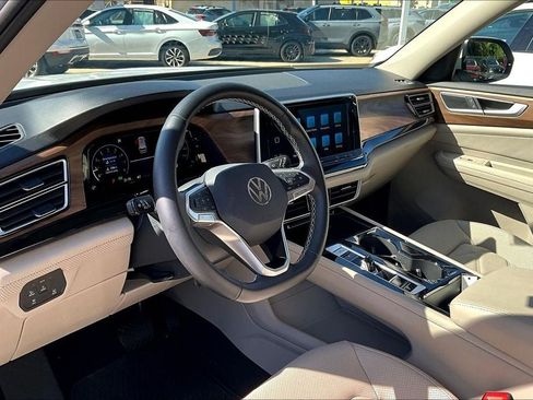 Certified 2026 Volkswagen Atlas SE w/ Panoramic Sunroof Package FWD image 14