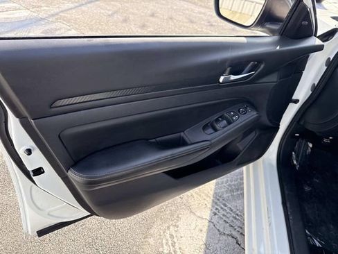Used 2025 Nissan Altima 2.5 SV image 18