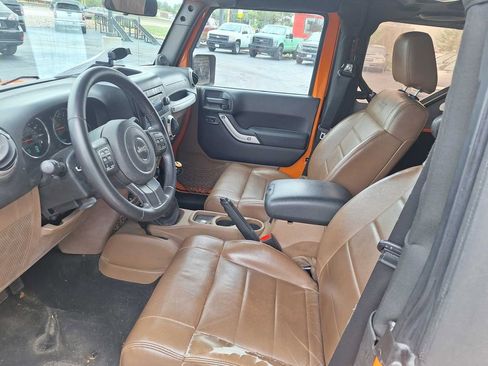 Used 2012 Jeep Wrangler Sahara w/ Connectivity Group AWD/4WD image 13
