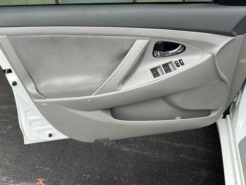 Used 2010 Toyota Camry SE image 2