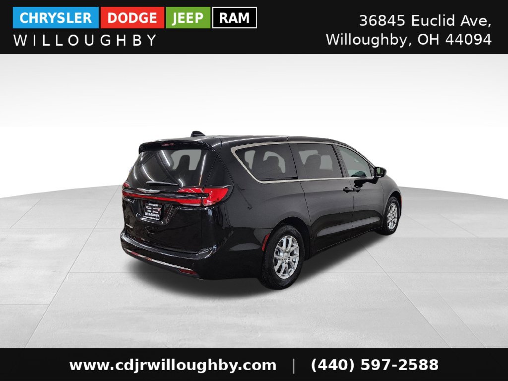 Used 2026 Chrysler Pacifica Select FWD image 9