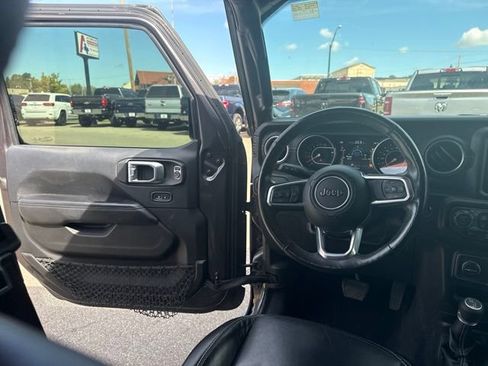Used 2018 Jeep Wrangler Unlimited Sahara AWD/4WD image 18