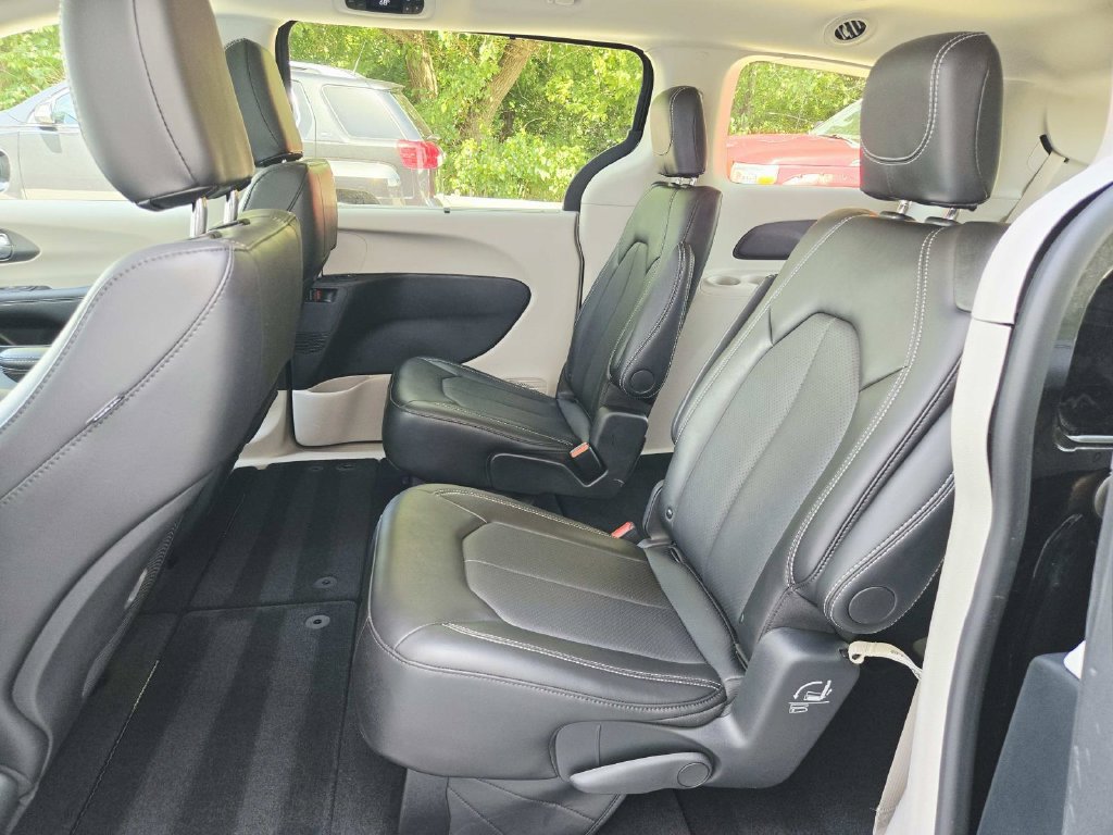 Used 2024 Chrysler Pacifica Touring-L w/ Road Tripper Package FWD image 12