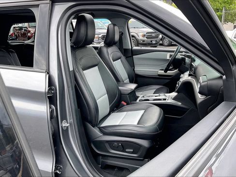 Certified 2022 Ford Explorer XLT w/ Equipment Group 202A AWD/4WD image 6