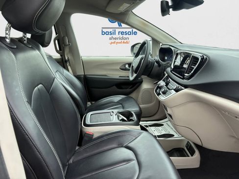 Used 2023 Chrysler Pacifica Touring-L FWD image 20