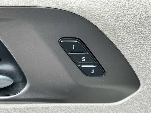Used 2024 Chrysler Pacifica Touring-L FWD image 11