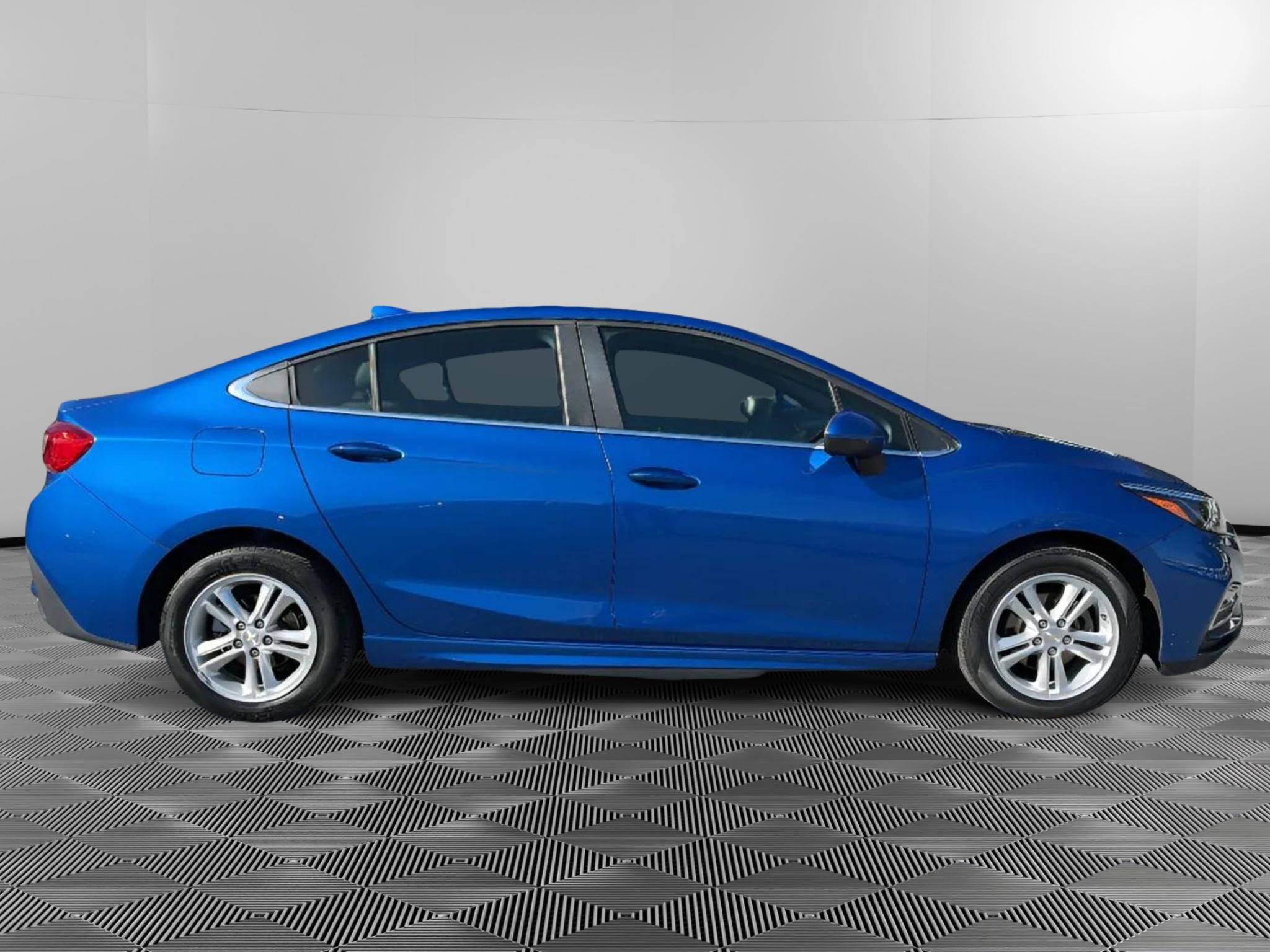 Used 2018 Chevrolet Cruze LT w/ RS Package FWD image 6
