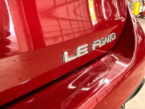 Used 2021 Toyota Highlander LE image 11