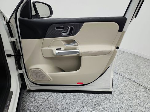 Used 2022 Mercedes-Benz GLB 250 image 19