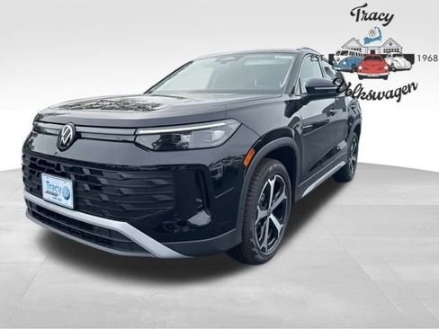 New 2025 Volkswagen Tiguan SE image 3