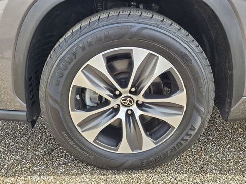 Used 2021 Toyota Highlander XLE image 32