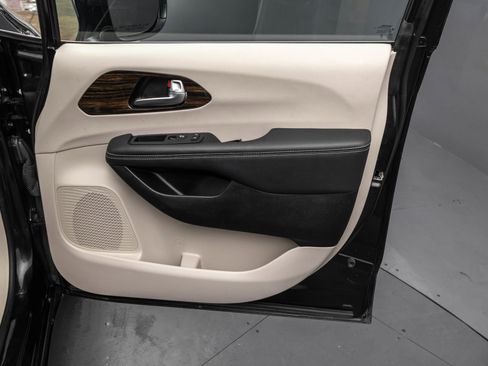 Used 2023 Chrysler Pacifica Limited FWD image 41