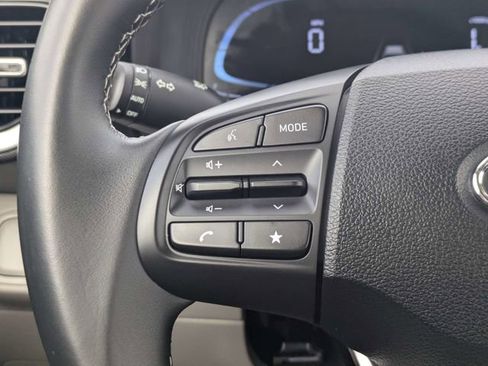 Used 2025 Hyundai Venue SEL image 25