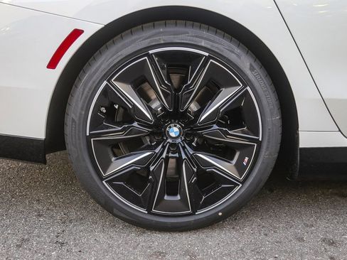 New 2026 BMW 750e xDrive w/ Premium Package AWD/4WD image 8