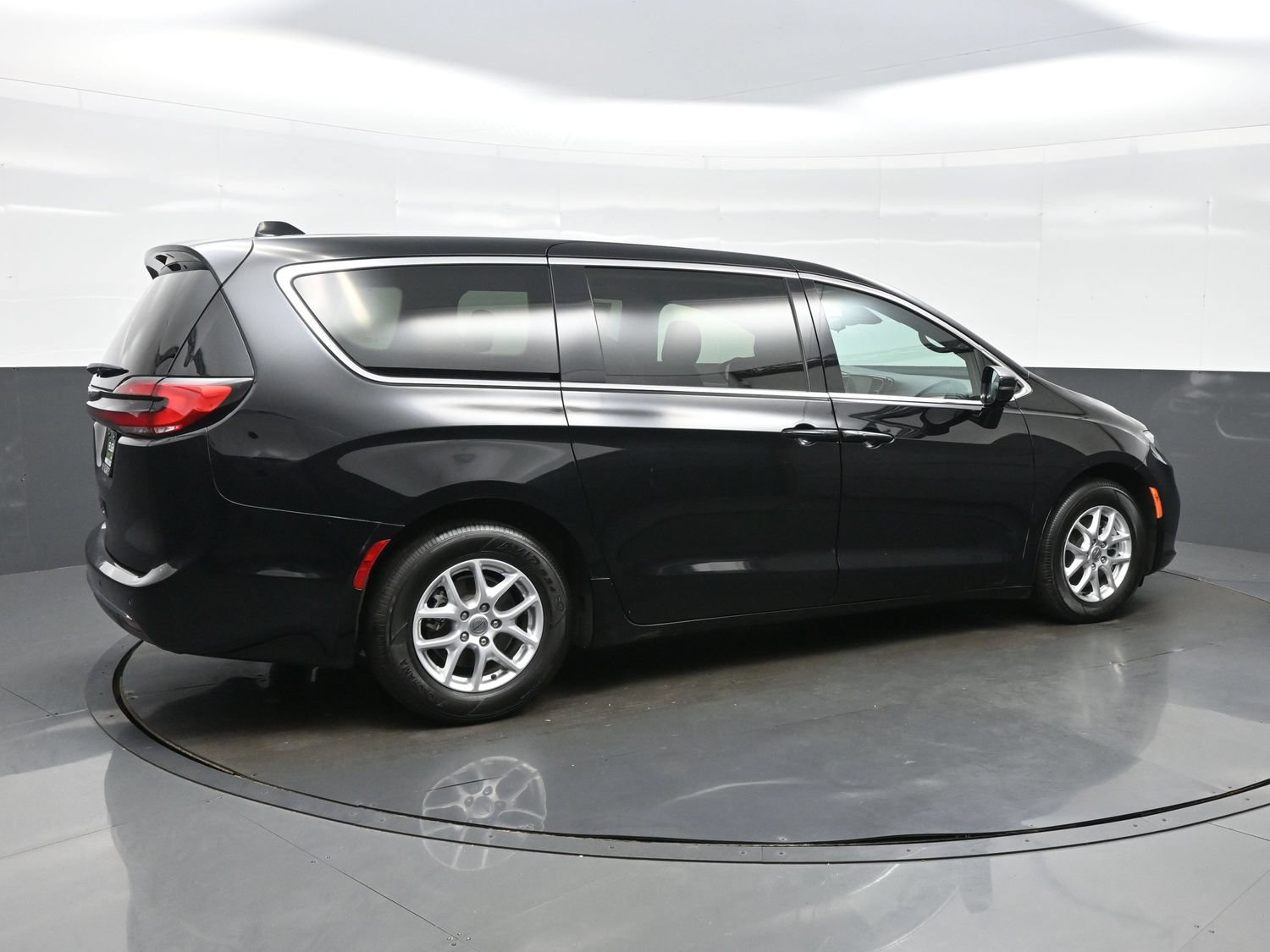 Used 2024 Chrysler Pacifica Touring FWD image 8