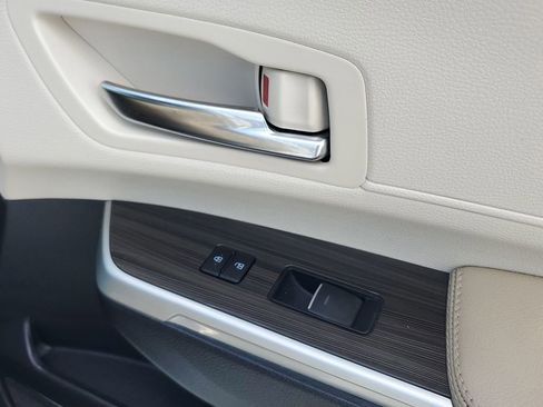 Used 2024 Toyota Sienna Limited image 46