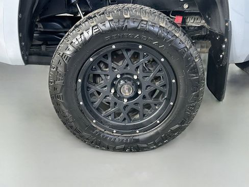 Used 2019 Toyota Tundra Limited w/ Limited Premium Package AWD/4WD image 34