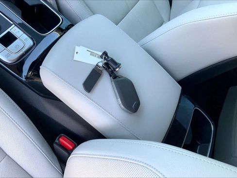 Used 2025 Kia Telluride SX w/ SX Captain's Chair Package FWD image 15