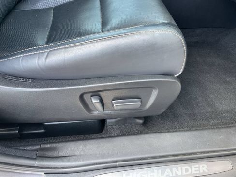 Used 2019 Toyota Highlander Limited Platinum AWD/4WD image 36