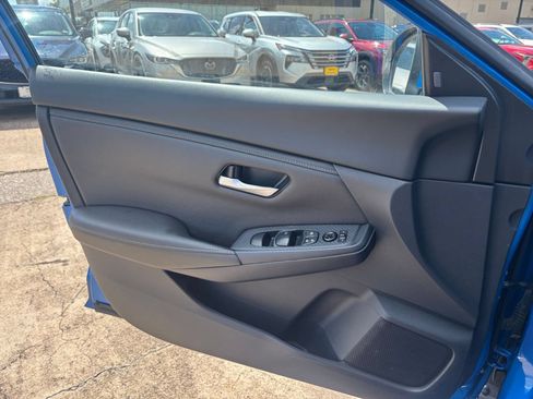 Used 2025 Nissan Sentra SV FWD image 18