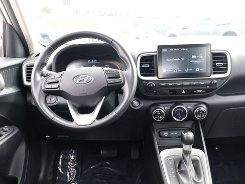 Used 2025 Hyundai Venue SEL FWD image 17