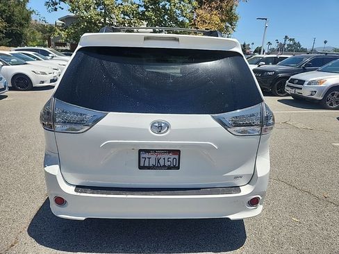 Used 2016 Toyota Sienna SE FWD image 4