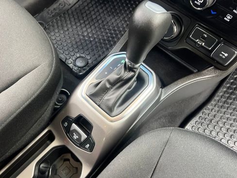 Used 2022 Jeep Renegade Latitude AWD/4WD image 23