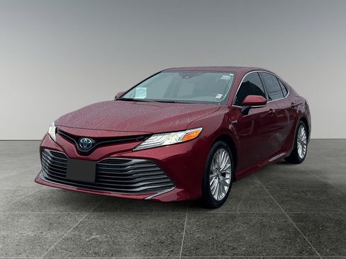Certified 2020 Toyota Camry XLE w/ Sunroof Package image 3