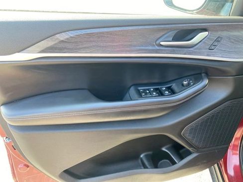 Used 2023 Jeep Grand Cherokee Limited image 14