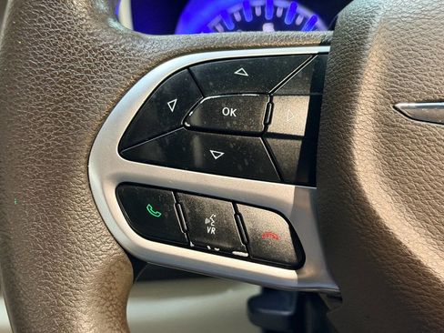 Used 2017 Chrysler Pacifica Touring FWD image 32
