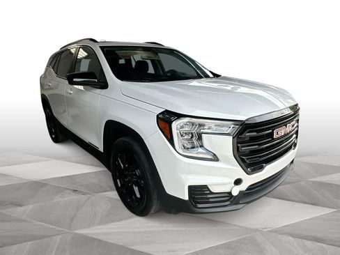 Used 2023 GMC Terrain SLE w/ Driver Convenience Package FWD image 2