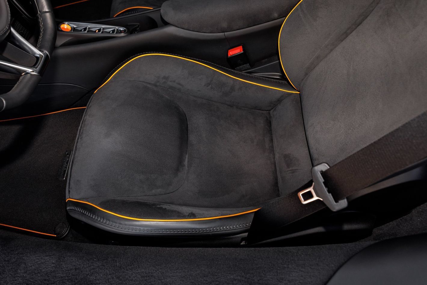 Used 2025 McLaren Artura RWD image 47