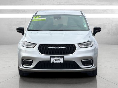 Used 2024 Chrysler Pacifica Touring-L image 3