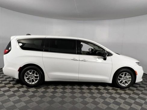 Used 2024 Chrysler Pacifica Touring-L image 7